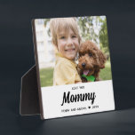 Plaque Photo Love You Mommy Photo Famille Keepsaké moderne<br><div class="desc">Utilisez une photo de famille préférée pour créer facilement une plaque de conservation. Trois lignes de texte vous permettent d'express le lien spécial indiqué sur la photo. Ce modèle professionnel va créer un cadeau sentimental pour toute mère. Taille idéale pour placer sur un manteau de salon ou un bureau. Pensez-y...</div>