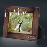 Plaque Photo M. & Mrs Script Rustic Mariage Photo Frame<br><div class="desc">Ce design présente un faux "cadre" en bois rustique et un texte de script moderne. Cliquez sur le bouton personnaliser pour plus de flexibilité dans la modification du texte. Des variantes de cette conception, différents types de papier, ainsi que des produits de coordination sont disponibles dans notre boutique, zazzle.com/store/doodlelulu. Contactez-nous...</div>