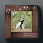 Plaque Photo M. Rustic & Mme Mariage Elegant Script Photo<br><div class="desc">Cette conception est composée d'un faux "cadre" en bois rustique. Cliquez sur le bouton personnaliser pour plus de flexibilité dans la modification du texte. Des variantes de cette conception, différents types de papier, ainsi que des produits de coordination sont disponibles dans notre boutique, zazzle.com/store/doodlelulu. Contactez-nous si vous avez besoin que...</div>