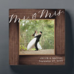 Plaque Photo M. Rustic & Mme Mariage Elegant Script Photo<br><div class="desc">Cette conception est composée d'un faux "cadre" en bois rustique. Cliquez sur le bouton personnaliser pour plus de flexibilité dans la modification du texte. Des variantes de cette conception, différents types de papier, ainsi que des produits de coordination sont disponibles dans notre boutique, zazzle.com/store/doodlelulu. Contactez-nous si vous avez besoin que...</div>