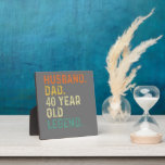 Plaque Photo Mari papa 40 ans légende 40e anniversaire cadeau<br><div class="desc">Mari père légende homme de 40 ans vêtements d'anniversaire pour père de petits-enfants fils femme fille fils enfants.</div>