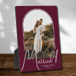 Plaque Photo Mariage Arch Photo Bourgogne<br><div class="desc">Un garde spécial vous propose votre photo mariage dans un design élégant en arc avec le texte "Marié" dans le texte chic avec vos noms et la date mariage sur un arrière - plan bordeaux. Un beau cadeau pour votre famille et un souvenir fabuleux à présenter dans votre propre maison....</div>