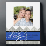 Plaque Photo Mariage Engagé Chic Chevron Moderne Personnalisé<br><div class="desc">VOTRE PHOTOGRAPHIE PHOTO : Utilisez la fonction modèle pour changer facilement la photo stock qui est incluse dans l'aperçu. PALETTE DE COULEUR : gris mercure, bleu royal, noir et blanc. Vous pouvez personnaliser la couleur de cette conception en utilisant le bouton "customiser cette". Recherchez ensuite la liste déroulante "modifier". Sélectionnez...</div>