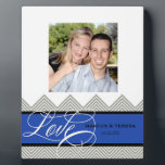 Plaque Photo Mariage Engagé Chic Chevron Moderne Personnalisé<br><div class="desc">VOTRE PHOTOGRAPHIE PHOTO : Utilisez la fonction modèle pour changer facilement la photo stock qui est incluse dans l'aperçu. PALETTE DE COULEUR : gris mercure, bleu royal, noir et blanc. Vous pouvez personnaliser la couleur de cette conception en utilisant le bouton "customiser cette". Recherchez ensuite la liste déroulante "modifier". Sélectionnez...</div>