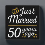 Plaque Photo Marié Il Y A 50 Ans<br><div class="desc">Un design sympa, parfait pour tous ceux qui ont été mariés pendant 50 ans et à une cérémonie de renouvellement du voeu mariage. Il fait une belle tenue assortie pour les couples ! 'Just Married 50 Years ago' (Marié il y a 50 ans) cite un couple qui s'est marié il...</div>