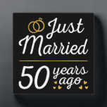 Plaque Photo Marié Il Y A 50 Ans<br><div class="desc">Un design sympa, parfait pour tous ceux qui ont été mariés pendant 50 ans et à une cérémonie de renouvellement du voeu mariage. Il fait une belle tenue assortie pour les couples ! 'Just Married 50 Years ago' (Marié il y a 50 ans) cite un couple qui s'est marié il...</div>