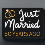 Plaque Photo Marié Il Y A 50 Ans IV<br><div class="desc">Un design sympa, parfait pour tous ceux qui ont été mariés pendant 50 ans et à une cérémonie de renouvellement du voeu mariage. Il fait une belle tenue assortie pour les couples ! 'Just Married 50 Years ago' (Marié il y a 50 ans) cite un couple qui s'est marié il...</div>