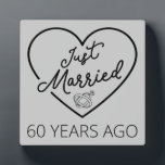 Plaque Photo Marié Il Y A 60 Ans<br><div class="desc">Un design sympa, parfait pour toute personne mariée depuis 60 ans et à une cérémonie de renouvellement de voeux mariage. Il fait une belle tenue assortie pour les couples ! 'Just Married 60 Years ago' (Marié il y a 60 ans) cite un couple qui s'est marié il y a 60...</div>