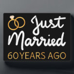 Plaque Photo Marié Il Y A 60 Ans IV<br><div class="desc">Un design sympa, parfait pour toute personne mariée depuis 60 ans et à une cérémonie de renouvellement de voeux mariage. Il fait une belle tenue assortie pour les couples ! 'Just Married 60 Years ago' (Marié il y a 60 ans) cite un couple qui s'est marié il y a 60...</div>