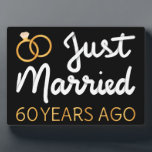 Plaque Photo Marié Il Y A 60 Ans IV<br><div class="desc">Un design sympa, parfait pour toute personne mariée depuis 60 ans et à une cérémonie de renouvellement de voeux mariage. Il fait une belle tenue assortie pour les couples ! 'Just Married 60 Years ago' (Marié il y a 60 ans) cite un couple qui s'est marié il y a 60...</div>