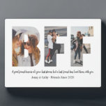 Plaque Photo Meilleur Ami BFF Photo Collage Besties Simple Devi<br><div class="desc">Les meilleurs amis sont les soeurs que la vie nous donne ! Un hommage au lien que seuls les meilleurs amis comprennent, cette impression présente 3 de vos photos préférées de vous et de votre BFF. Vous pouvez facilement customiser la photo, citer les noms et la couleur de la plaque...</div>