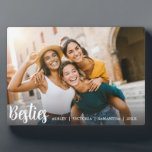 Plaque Photo Meilleur Amis Pour L'Amitié<br><div class="desc">Quelle meilleure façon de commémorer votre lien avec vos meilleurs amis. Cette belle plaque photo personnalisée présente votre photo horizontale ou paysagère préférée avec des "besties" recouvertes de lettres blanches. Personnalisez avec un message spécial ou vos noms. Pour voir des plaques plus simples de meilleurs amis,  visitez www.zazzle.com/dotellabelle</div>