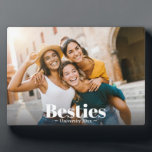 Plaque Photo Meilleur Amis Pour L'Amitié<br><div class="desc">Fêtez l'amitié avec cette plaque photo personnalisée moderne, parfait pour les meilleurs amis et BFF! Avec votre photo horizontale préférée avec des "besties" élégamment revêtues de lettrage blanc, cette tenue de séjour est une façon élégante de chérir des souvenirs spéciaux. Idéale pour les femmes et les ados, cette plaque fait...</div>