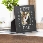 Plaque Photo Meilleur bonus papa jamais stepdad Fête des pères<br><div class="desc">Stepdad bonus papa Happy Fête des pères audacieuse typographie blanche sur fond gris foncé tableau rustique chalkboard personnalisé photo personnalisée plaque de conservation avec votre texte,  et signature.</div>