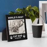 Plaque Photo Meilleur Chat Papa Carré noir Photo personnalisée<br><div class="desc">Ce panneau de plaque photo carré simple et moderne comporte un espace photo en forme de portrait avec le libellé personnalisé "Le Meilleur Père Chat du Monde" avec le(s) nom(s) du chat chaton dans le style noir moderne avec de mignons empreintes de pattes, accent du coeur et personnalisation du nom...</div>