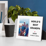 Plaque Photo Meilleur grand-père du monde photo personnalisée<br><div class="desc">Cette plaque photo personnalisée simple et moderne comprend un espace photo en forme de portrait avec le libellé personnalisé "World's Best Grandpa" avec le(s) nom(s) des petits-enfants dans le style noir moderne avec accent du coeur rouge et personnalisation du(des) nom(s) de l'enfant. Fait un grand cadeau de conservation de Fêtes...</div>