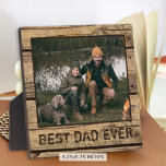 Plaque Photo Meilleur papa Jamais Russe Photo Bois<br><div class="desc">Rappelez-lui qu’il est le MEILLEUR DAD JAMAIS avec ce design rustique en bois encadrant votre photo préférée. Un cadeau réfléchi pour lui à la Fête des pères, son anniversaire ou autre jour férié. CONSEIL PHOTO : Choisissez une photo avec le sujet au milieu et/ou pré-rognez-la à une forme similaire comme...</div>