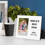 Plaque Photo Meilleur Papa photo personnalisée<br><div class="desc">Cette plaque photo personnalisée simple et moderne comprend un espace photo en forme de portrait avec le libellé personnalisé "World's Best Papa" (peut être customisé) avec le ou les nom(s) de petits-enfants dans le style noir moderne avec accent du coeur rouge et personnalisation du ou des nom(s) de l'enfant. Fait...</div>