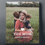 Plaque Photo Mignonne COEUR T'AIME MÈRE Fête des Mères Photo<br><div class="desc">L'affiche photo de la Fête des Mères de Mère vous aime coeur mignon présente votre photo préférée avec le texte "(coeur d'amour) vous maman" en script blanc moderne avec vos noms ci-dessous. Personnalisez en modifiant le texte dans la zone de texte fournie et en ajoutant votre propre image. Parfait pour...</div>