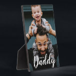 Plaque Photo Modern I Love You Papa Script Photo personnalisée<br><div class="desc">En utilisant une belle typographie moderne pour les mots "I Love you Daddy", cette photo de papa et d'enfant peut être facilement personnalisée avec votre propre photo préférée. Une plaque photo avec support de chevalet à chérir et à afficher, une option de cadre photo moderne. Donne-le à papa pour la...</div>