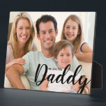 Plaque Photo Moderne Nous t'aimons Papa Photo personnalisée<br><div class="desc">Voici notre photo personnalisée "WE Love You Daddy", une façon sincère et personnalisée de célébrer l'amour et le lien entre un père et sa famille. Ce design présente une belle typographie moderne qui montre les mots "WE Love You Daddy", exprimant l'affection et l'appréciation pour papa. Ce qui distingue notre design...</div>