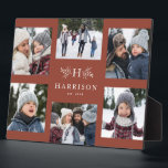 Plaque Photo Monogramme 6 photo collage nom de famille terracot<br><div class="desc">Un collage de six photos entoure une simple branches initiale et rustique avec un nom et une année. Fait un grand cadeau de gardien. Reportages de votre année, le meilleur de votre séance photo de famille, photos de petits-enfants, photos de mariage et plus encore. L'arrière - plan branché en terre...</div>