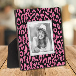 Plaque Photo Motif Léopard rose sans cadre Photo Easel<br><div class="desc">Fabriqué pour être dimensionnel, un motif léopard rose et noir chaud crée un cadre magnifique pour votre photo préférée sur cette plaque de table avec un chevalet intégré. L'image est placée directement sur le panneau du carton dur pour une image incroyablement nette avec une surface nettoyée facile à essuyer. Idéal...</div>