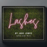 Plaque Photo Neon Lash Artiste Cosmetologue Professionnel<br><div class="desc">Panneau de néon rose inspiré "Lashes" sur un arrière - plan de boiseries de verdure inspiré avec texte blanc personnalisé.</div>