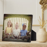 Plaque Photo Notre Famille Blended Full Photo Layla Keepsaké<br><div class="desc">La photo de famille de souvenirs spéciaux parfaite pièce d'accent maison pour capturer les souvenirs spéciaux de votre famille. La plaque photo familiale minimale moderne comprend un grand plan photo unique pour afficher votre photo familiale mélangée avec le recouvert "Notre famille mélangée" dans une typographie de script en brosse blanche,...</div>