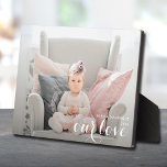 Plaque Photo NOTRE LOVE Script Tabletop Easel Photo<br><div class="desc">Cette plaque photo en forme de tablette possède un chevalet intégré pour l'affichage sans cadre de votre photo préférée. Comprend le mot NOTRE AMOUR dans un magnifique script blanc (peut être supprimé ou modifié) et toute autre information que vous voulez inclure. Créez un souvenir à donner en cadeau ou pour...</div>