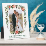 Plaque Photo Notre première aquarelle de Noël Poinsettia Photo<br><div class="desc">Elégante aquarelle Poinsettias Notre première plaque photo Mariage de Noël nouvellement mariée comprend de belles poinsettias rouges d'aquarelle,  verdure botanique,  feuillage d'hiver,  baies sèches,  roses blanches,  coton,  cônes de pin et baies bleues.  Cadre Or. Texte vert.</div>