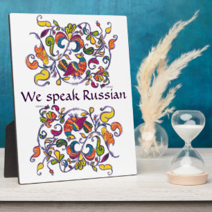 Plaque Photo Nous parlons russe signe avec un motif folklorique