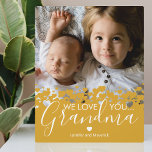 Plaque Photo Nous t'aimons grand-mère Keepsaké Photo<br><div class="desc">Plaque photo personnalisée de grand-mère avec une précieuse photo de famille,  un design de bordure cardiaque jaune moutarde,  le dicton "nous t'aimons grand-mère",  et les noms des enfants.</div>
