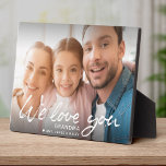 Plaque Photo Nous vous aimons Brosse Script Nom personnalisé Ph<br><div class="desc">Ce script de calligraphie à la mode en ligne lire NOUS VOUS AIME sur vos noms et messages personnalisés fait un beau cadeau de plaque photo pour tout membre de la famille. Ici on lit "Grand-mère" mais cela est facilement personnalisable pour lire Mère, Père, ou n'importe quel nom que vous...</div>