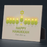 Plaque Photo Olive Hanoukka Menorah<br><div class="desc">Un groupe d'olives amusantes se réunissent pour une séance photo et forment une menorah pour envoyer un salut Happy Hanoukka.</div>