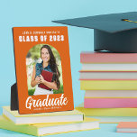 Plaque Photo Orange Graduate Arch Modern 2023 Graduation Photo<br><div class="desc">Cette plaque moderne orange et blanche pour la remise des diplômes de la haute photographie est ornée de votre nom de lycée ou de collège pour la classe de 2023. Customisez avec votre nom sous l'écriture manuscrite chic et audacieuse et l'arche branchée pour une décoration supérieure personnalisée.</div>
