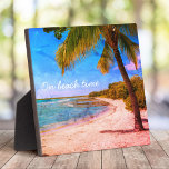 Plaque Photo Palm Tree Hawaii Beach Photo Vintage Sur Beach Tim<br><div class="desc">"A l'heure de la plage." Revenez à la mémoire des jours de plage tropicale et paresseux chaque fois que vous regardez cette Hawaii vacances funky, rétro, look vintage, plaque en plaque de table en détresse d'un palmier solitaire sur une plage de sable, croissant, avec ciel bleu turquoise clair et l'eau....</div>