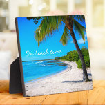 Plaque Photo Palm Tree Hawaii Sandy Beach Photo "On Beach Time"<br><div class="desc">"A l'heure de la plage." Revenez à la mémoire des jours de plage tropicale et paresseux chaque fois que vous regardez cette plaque de plaque de vacances inspirante d'Hawaï d'un palmier solitaire sur une plage de sable, croissant, avec ciel bleu turquoise et eau claire. Idéal pour n'importe quelle chambre de...</div>