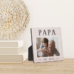 Plaque Photo Papa Grandpa Personnalisé Russe Photo<br><div class="desc">La plaque de grand-père personnalisée pour la Fête des pères, les anniversaires ou la fête des grands-parents présente une photo préférée de son petit-enfant ou de ses petits-enfants avec "Papa" ci-dessus en lettres rustiques. Personnalisez avec l'année où il est devenu grand-père en-dessous, ou ajoutez un message ou un nom personnalisé....</div>