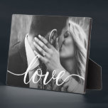 Plaque Photo Personnalisé Couple Photo handlettering Love<br><div class="desc">Personnalisez cette photo de plaque avec votre propre pour un cadeau réfléchi. Élégant,  moderne et unique script pour le mot "Amour" avec de longues échasses à queue.</div>