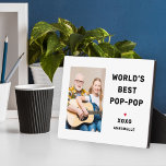 Plaque photo personnalisée de la meilleure pop pop<br><div class="desc">Cette plaque photo personnalisée simple et moderne comprend un espace photo en forme de portrait avec le libellé personnalisé "World's Best Pop-Pop" (peut être customisé) avec le ou les nom(s) de petits-enfants dans le style noir moderne avec accent du coeur rouge et personnalisation du ou des nom(s) de l'enfant. Fait...</div>