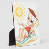 Plaque Photo Petite fille bronzer sur la plage (Côté)