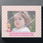 Plaque Photo Petite princesse et couronne filles 1er anniversai<br><div class="desc">Petite princesse et couronne filles 1er anniversaire collier vert rose enfants, avec une petite princesse aux cheveux clairs adorable avec couronne tenant un cône de crème glacée, rayures diagonales vert citron et une bannière rose. Il y a une bordure motif rayée rose et verte autour. Parfait pour une fête de...</div>
