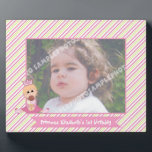 Plaque Photo Petite princesse et couronne filles 1er anniversai<br><div class="desc">Petite princesse et couronne filles 1er anniversaire collier vert rose enfants, avec une petite princesse aux cheveux clairs adorable avec couronne tenant un cône de crème glacée, rayures diagonales vert citron et une bannière rose. Il y a une bordure motif rayée rose et verte autour. Parfait pour une fête de...</div>