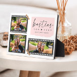 Plaque Photo Photo Collage personnalisé Besties<br><div class="desc">Cette plaque photo de Besties Custom Collage est une façon élégante et moderne de célébrer vos besties. Il dispose d'un collage photo unique dans un design de bobine de caméra. Accentué d'une note rose ludique et d'un script élégant, il est le gardien parfait pour capturer des souvenirs avec vos amis...</div>