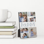 Plaque Photo Photo Collage personnalisé Fête des pères papa Enf<br><div class="desc">Créez un cadeau sucré pour un père bien-aimé avec cette plaque de six photos collage. "DADDY" apparaît dans le centre en lettres gris-bleu doux,  avec votre message personnalisé et les noms des enfants superposés.</div>
