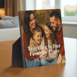 Plaque Photo Photo De Famille Ensemble Est Notre Endroit Préfér<br><div class="desc">Montrez les moments qui comptent le plus avec cette plaque photo de famille personnalisée avec votre nom personnalisé et message chaleureux. Un ajout intemporel à n'importe quelle étagère ou mantel,  parfait pour donner ou célébrer la vie commune tous les jours.</div>