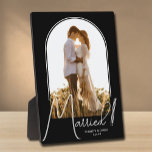 Plaque Photo Photo de mariage à Elegant Arch en noir<br><div class="desc">Un souvenir spécial présente votre photo de mariage dans un élégant design en forme d'arche avec le texte "Mariés" en caractères chic ainsi que vos noms et la date de votre mariage. Cadeau magnifique pour votre famille et un merveilleux souvenir à exposer chez vous. La COULEUR du fond peut être...</div>