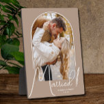 Plaque Photo Photo de mariage Elegant Arch Beige<br><div class="desc">Un souvenir spécial présente votre photo de mariage dans un design à arc élégant avec le texte "Marié" en texte chic ainsi que vos noms et date de mariage sur un fond beige. Cadeau magnifique pour votre famille et un merveilleux souvenir à afficher chez vous. La COULEUR du fond peut...</div>