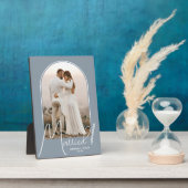 Plaque Photo Photo de mariage Elegant Arch Bleu Poussiéreux (Côté)